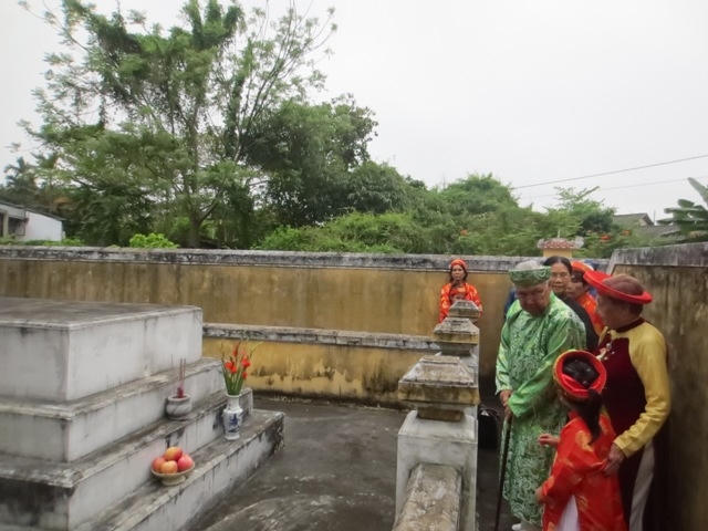 Con cháu trong dòng tộc thành kính thắp hương ở An Lăng