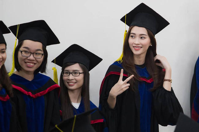 Hoa hậu Đặng Thu Thảo đẹp rạng rỡ trong lễ nhận bằng tốt nghiệp Đại học.