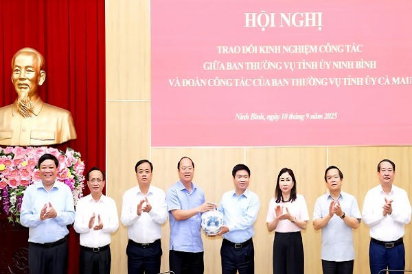 Bí thư Tỉnh ủy Ninh Bình, ông Trương Quốc Huy trao quà lưu niệm cho lãnh đạo tỉnh Cà Mau.
