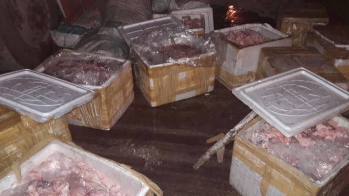Hơn 1.500 kg mỡ, động vật hôi thối bị bắt giữ.
