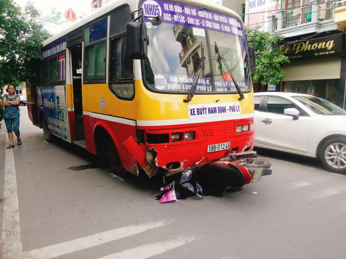 Xe buýt gây tai nạn tại Nam Định.