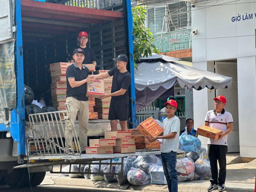 Các nhu yếu phẩm đưa đến người dân.