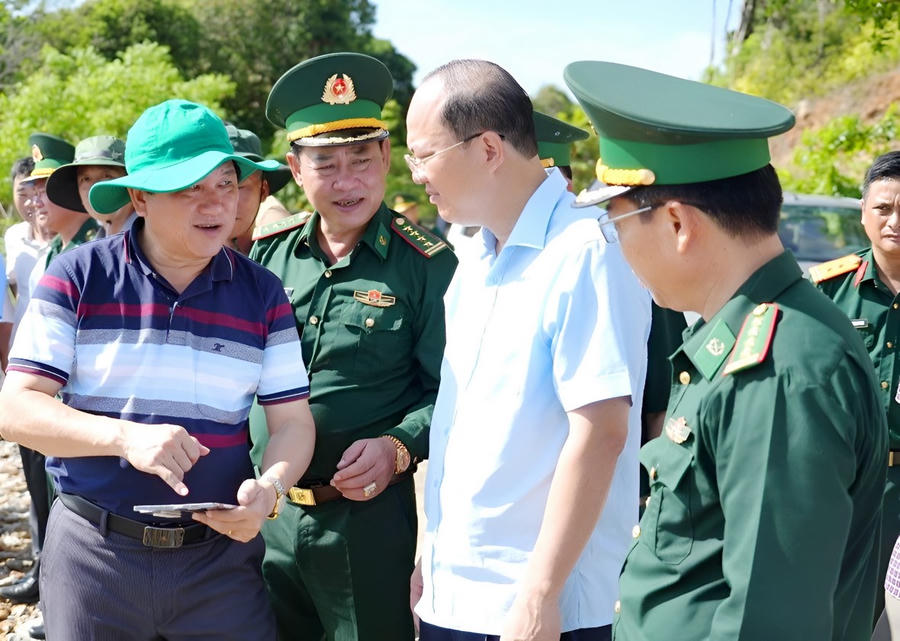Ông Nguyễn Hồ Hải – Bí thư Tỉnh ủy (áo trắng) và ông Lê Văn Sử – Phó Chủ tịch UBND tỉnh (áo thun sọc) cùng lãnh đạo Bộ đội Biên phòng tỉnh khảo sát đảo Hòn Khoai.