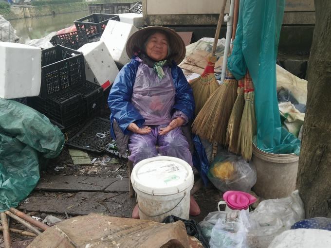 Bà Bùi Thị Nghiệp bên gánh hàng. (Ảnh: Như Quỳnh)