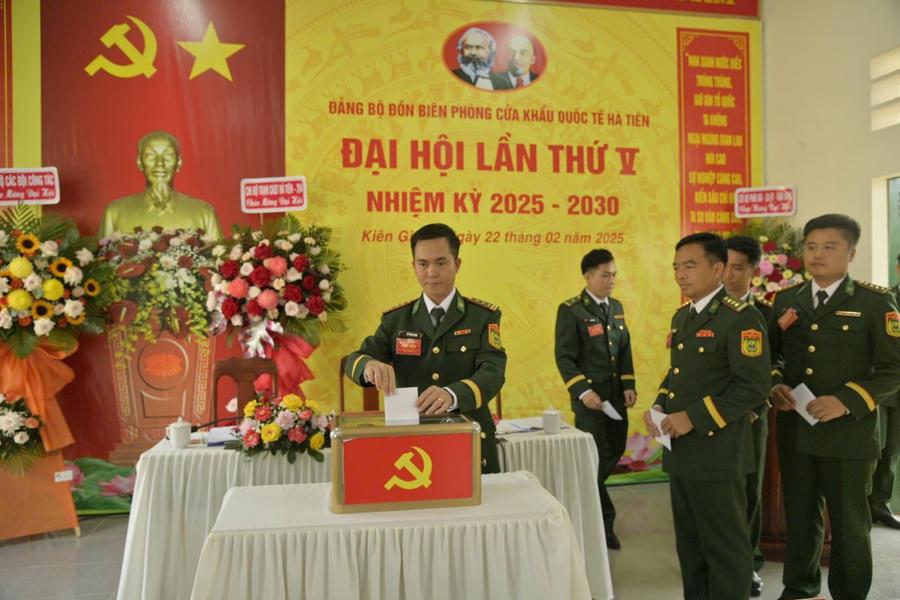 Các đại biểu tiến hành bầu ban chấp hành Đảng bộ đồn Biên phòng cửa khẩu Quốc tế Hà Tiên nhiệm kỳ 2025 – 2030.