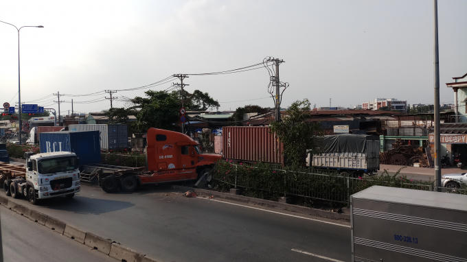 Hiện trường vụ xe đầu kéo tồn dải phân cách.