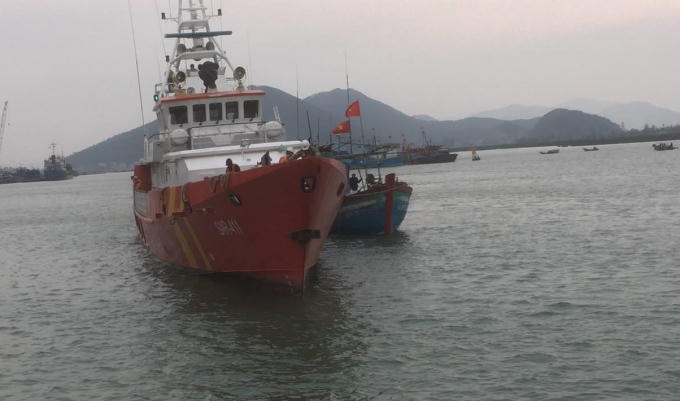 Tàu cá gặp nạn được lai dắt vào bờ an toàn.