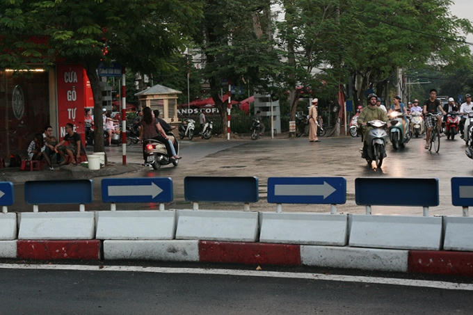 Trong khi cảnh sát giao thông mải điều tiết, vẫn có người dân "tranh thủ" đi ngược chiều, không đội mũ bảo hiểm