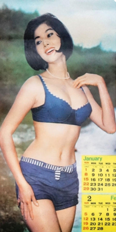 NSƯT Thẩm Thúy Hằng trên một tờ lịch treo tường.