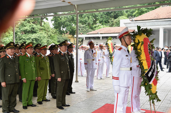 Đoàn Đảng ủy Công an Trung ương, Bộ Công an do Thượng tướng Tô Lâm, Bộ trưởng Công an làm trưởng đoàn vào viếng.