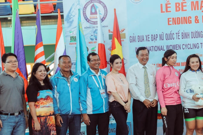 Lý Nhã Kỳ chụp hình cùng Ban tổ chức.