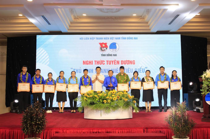 Bí thư Tỉnh Đoàn, Nguyễn Minh Kiên trao giải cho các đơn vị, cá nhân đạt giải.