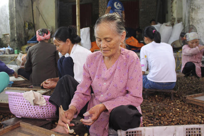 Bà Thanh (70 tuổi) mặc dù đôi tay không còn được linh hoạt như các thanh niên, cái lưng ngồi lâu lại hay đau nhức nhưng bà vẫn đi xoáy long như một niềm vui lúc tuổi già.