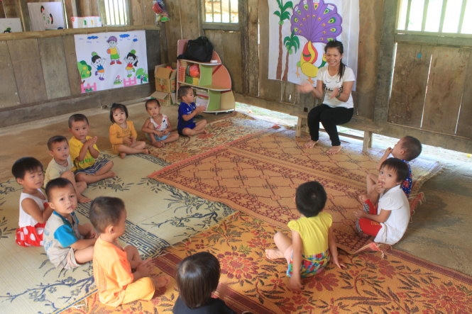 Các bé mầm non ở Piềng Khóe, xã Tam Lư, huyện Quan Sơn (Thanh Hóa) học cùng cô trong phòng học tranh tre tạm bợ - Ảnh: Hà Đồng.