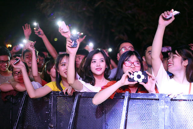 Một nữ sinh xinh đẹp của ĐH Giao thông vận tải say đắm theo những điệu nhạc du dương của ca khúc Từ ngày em đến – Da Lab