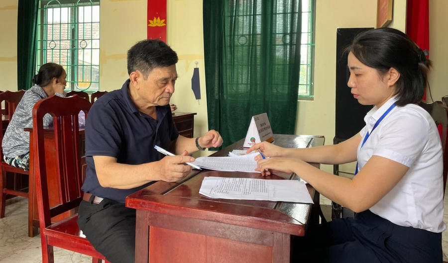 Ông Trần Văn Tuấn (thị trấn Lương Bằng, KIm Động, Hưng Yên) vui mừng nhận được lương hưu tăng ngay trong ngày đầu tiên chính sách có hiệu lực.