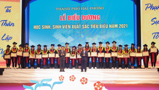 Hải Phòng dành 1,7 tỉ đồng để khen thưởng học sinh, sinh viên xuất sắc tiêu biểu năm 2021. .