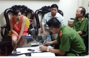 CQĐT thi hành biện pháp tố tụng đối với các đối tượng liên quan đến đường dây đánh bạc.