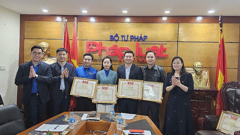 Các cá nhân xuất sắc nhận Giấy khen Đoàn Bộ Tư pháp.