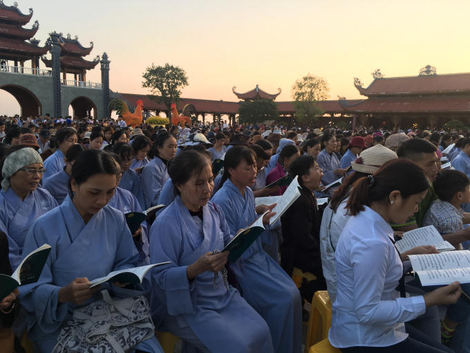 Quảng Ninh: H&agrave;ng triệu du kh&aacute;ch h&agrave;nh hương trong ng&agrave;y nghỉ