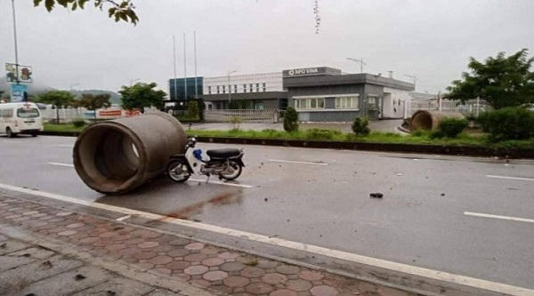 Đâm vào ống cống chắn ngang đường, đôi nam nữ tử vong thương tâm