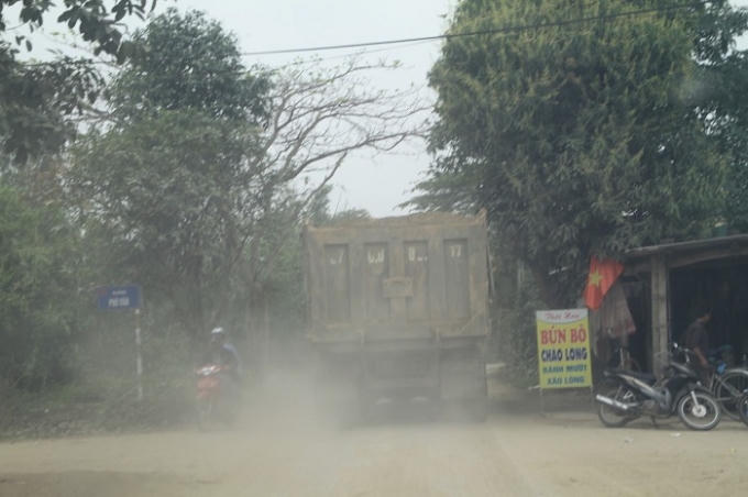 Xe tải tung bụi khiến nhiều hộ kinh doanh ở Hưng Lộc bị ảnh hưởng không nhỏ (Ảnh Duy Ngợi).