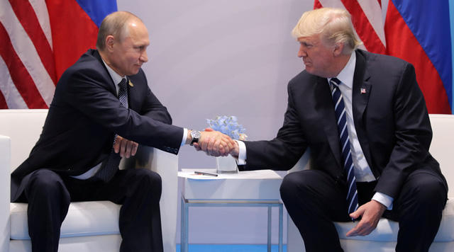Tổng thống Mỹ Donald Trump và Tổng thống Nga Vladimir Putin trong cuộc hội đàm đầu tiên. (Ảnh: RT)