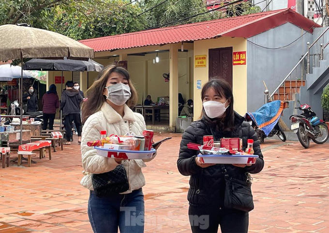 Lác đác khách đi lễ ở Phủ Tây Hồ vào sáng 9/2.