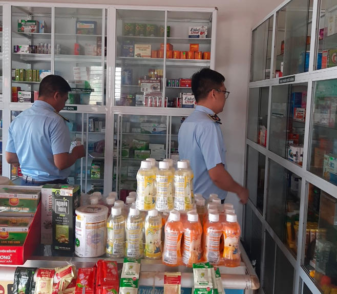 Đội Quản lý thị trường số 15 kiểm soát thị trường về lĩnh vực y tế.