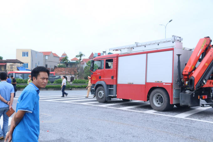 Có mặt tại buổi dựng lại hiện trường, anh Đỗ Hùng Mạnh (38 tuổi, trú Thanh Hóa, tài xế xe khách trong vụ tai nạn) cho biết, anh rất lo lắng về kết quả buổi dựng lại hiện trường hôm nay. Sau khi sự việc xảy ra anh đã phải nghỉ ở nhà 2 tháng. Gần 1 tháng trở lại đây, anh đi làm phụ xe lấy kinh tế nuôi gia đình.