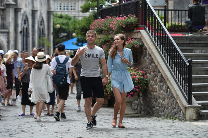 Không gian tuyệt đẹp của Sun World Bà Nà Hills khiến du khách quốc tế phấn chấn, vui vẻ.