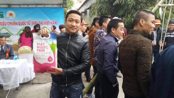 Những người chơi thắng cuộc sẽ được phần thưởng là một túi gạo 5kg.