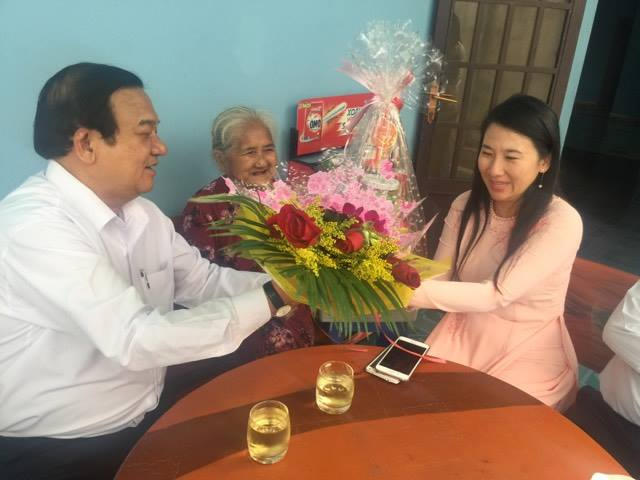 Thăm hỏi tặng quà cho mẹ Việt Nam anh hùng.