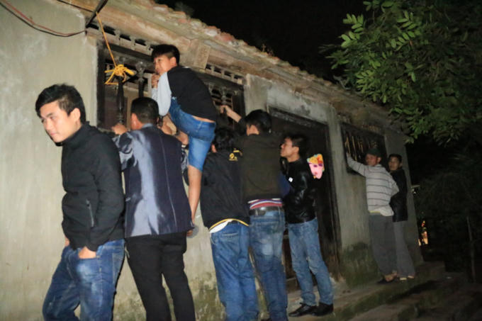 Cảnh tượng hỗn loạn bên ngoài, người dân đu, bám lên xà, cột của miếu để xem nghi thức làm “chuyện ấy”.