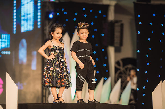 Các mẫu nhí rất tự tin