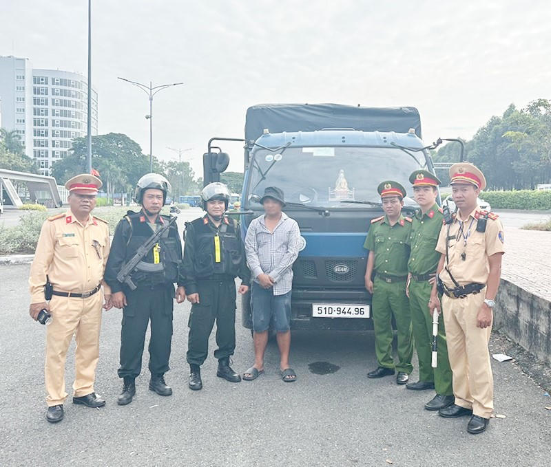 20-11-2023-canh-sat-giao-thong-tphcm-trang-bi-camera-ghi-nhan-lai-qua-trinh-kiem-tra-cong-khai-minh-bach-E42B777F-details