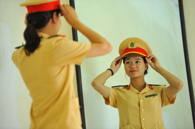 Từ cuối năm 2014 đến nay, Công an thành phố Ninh Bình triển khai đưa đội nữ CSGT xuống đường làm nhiệm vụ phân làn giao thông trong giờ cao điểm. Mỗi ngày 3 ca (6-8h, 10-12h và 16-18h). Đội nữ CSGT đã đem lại hình ảnh thân thiện, một phần làm nên nét đẹp của Ninh Bình trong mắt người dân và du khách.