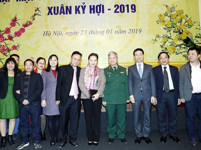 Chủ tịch Quốc hội Nguyễn Thị Kim Ngân với lãnh đạo, phóng viên các cơ quan thông tấn, báo chí tại buổi gặp mặt. Ảnh: TTXVN