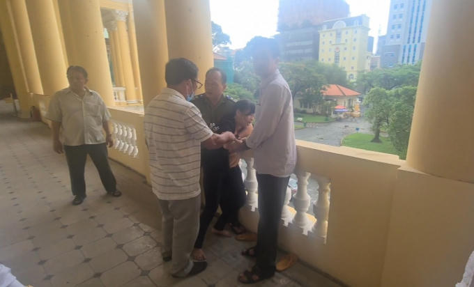 Đương sự tuyệt vọng sau khi nghe tòa tuyên án và định nhảy lầu tự tử.