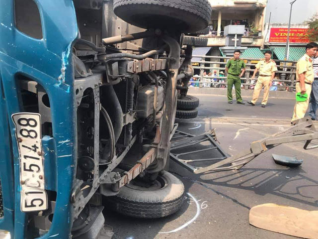 Xe tải lật nghiêng sau vụ va chạm.