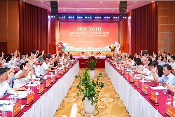 Các đại biểu biểu quyết thông qua các Đề án trình tại hội nghị.