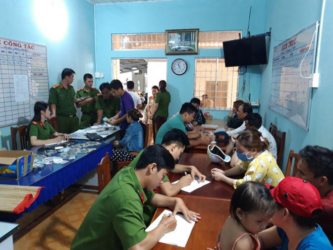 Công an lấy lời khai các đối tượng đánh bạc.