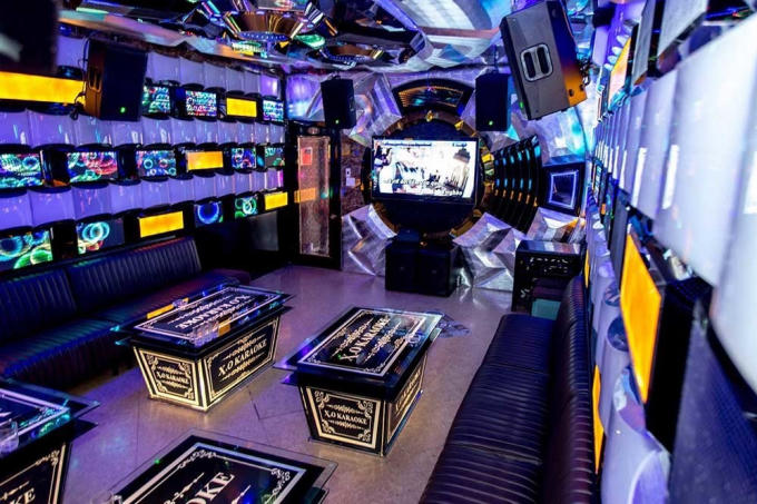 Bên trong “ổ bay, lắc” karaoke của Phúc XO.