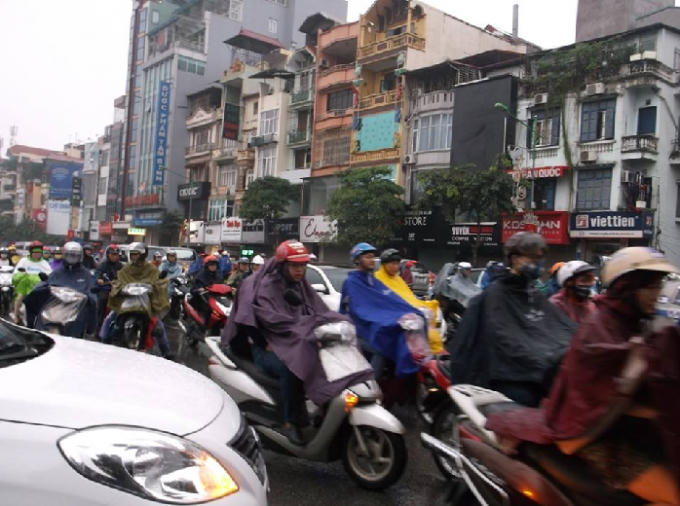 Tuyến đường Kim Mã dày đặc các phương tiện chen chúc trong cơn mưa sáng nay (Ảnh: Văn Đại).