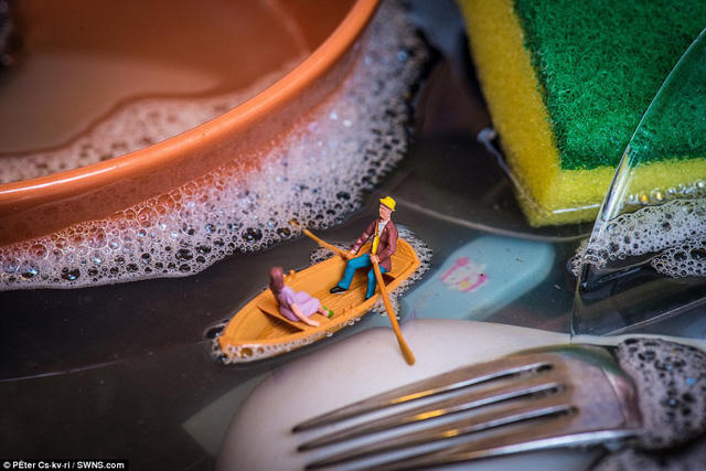 Khung cảnh lãng mạn trong… bồn rửa bát.