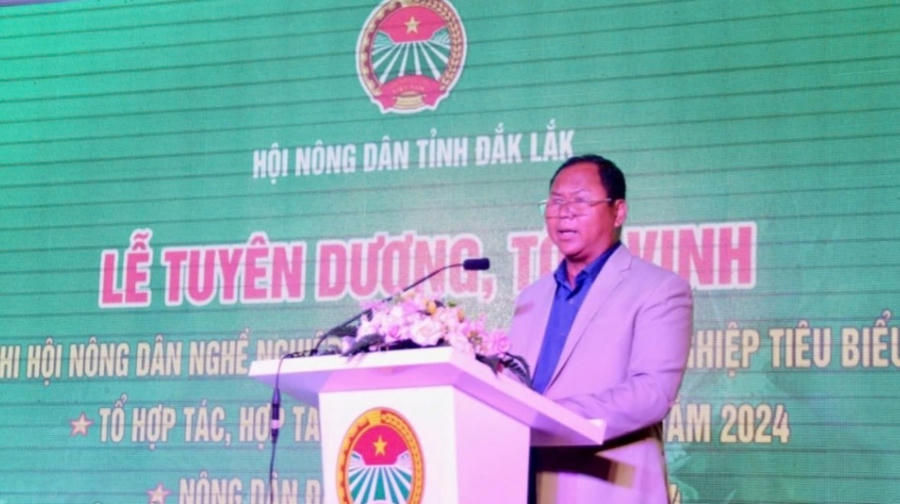 Ông Ya Toal Ênuôl, Chủ tịch Hội Nông dân tỉnh Đắk Lắk phát biểu tại buổi tuyên dương. Ảnh: T.H