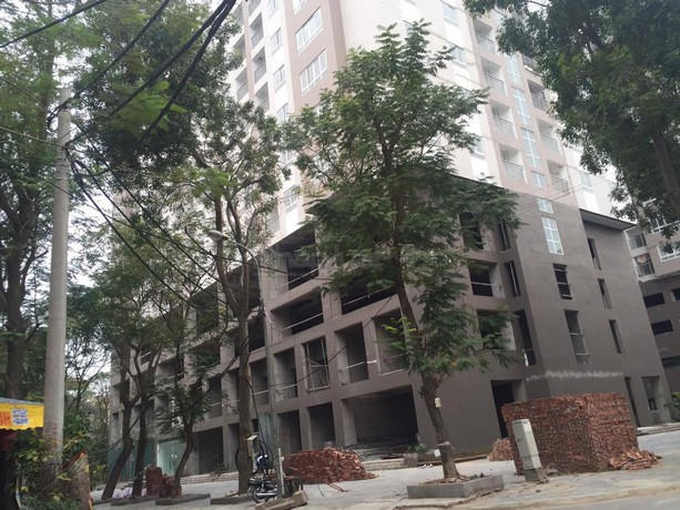 Bên ngoài toà nhà vật liệu xây dựng đang xếp bừa bãi vô tội vạ