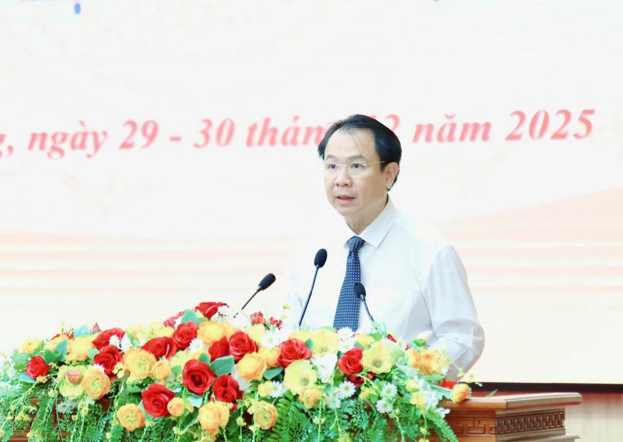 Ông Trần Quang Hiền, Giám đốc Sở Y tế An Giang báo cáo tại phiên họp.