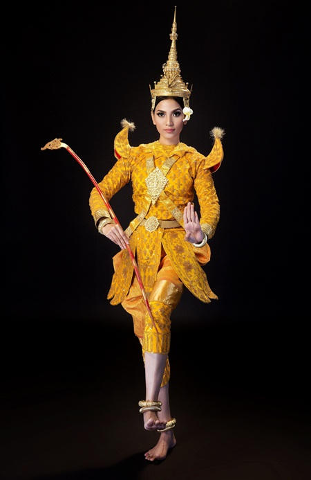 Trương Thị May khoe vẻ yêu kiều, dịu dàng mừng tết ĐônTa của người Khmer