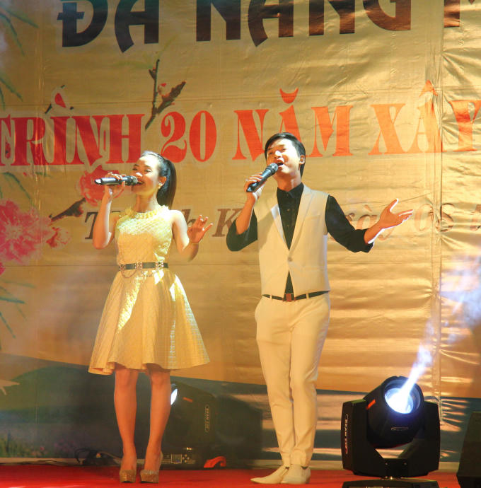 Trong thơ có nhạc và trong nhạc có thơ. Tại đêm thơ, nhạc sĩ, ca sĩ Trần Lành và Quỳnh Na đã thể hiện ca khúc "Tình xưa sương khói qua" do chính NS Trần Lành sáng tác qua bài thơ của nhà thơ Đinh Thị Như Thúy. (Ảnh: Vân Trương)